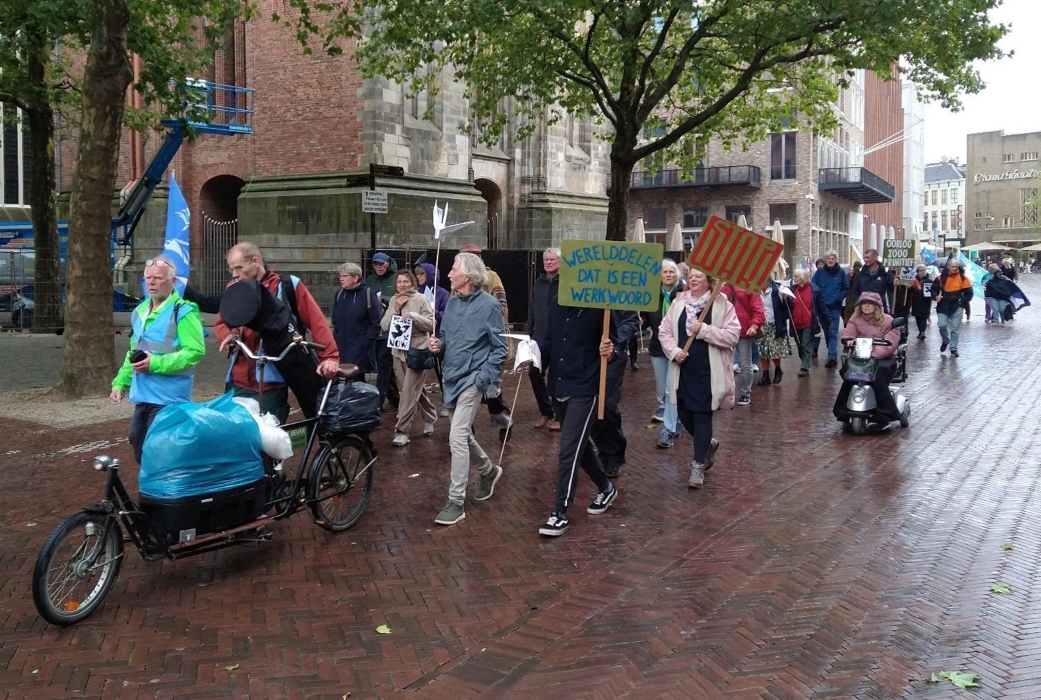 Foto van deelnemers aan de Vredesmanifestatie van 
Groningers voor Vrede op 21 september 2025 tijdens de vredeswandeling door het centrum